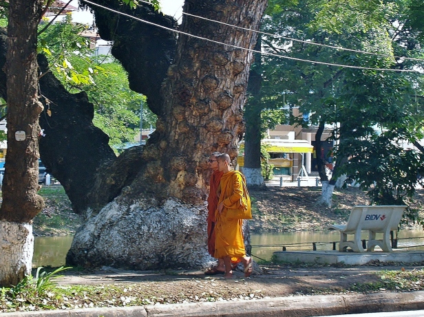 Monjes budistas junto al río